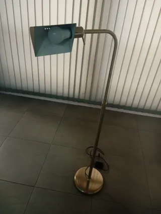 Lámpara de pie dorada metálica