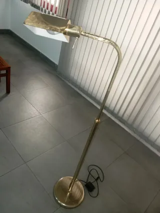 Lámpara de pie dorada metálica