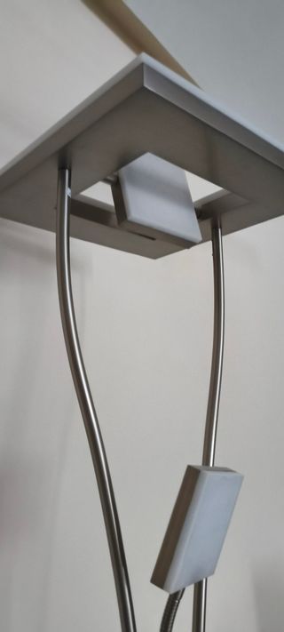 Lámpara de pie LED moderna con mando a distancia