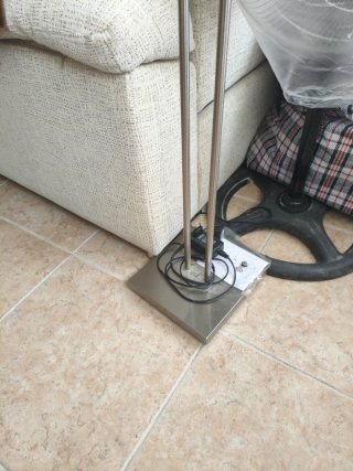 Lámpara de pie LED moderna con mando a distancia