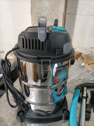 - Cecotec Aspirador de Sólidos y Líquidos de Met