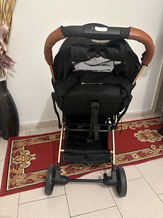 Carro de paseo plegable negro y dorado