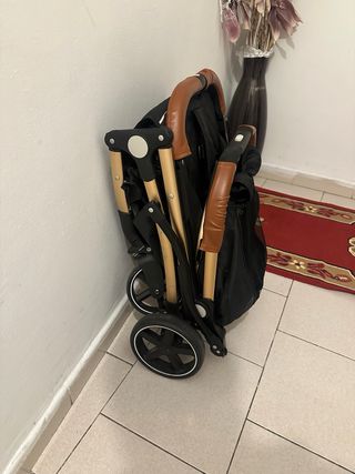 Carro de paseo plegable negro y dorado