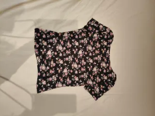 Camiseta negra con estampado floral
