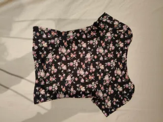 Camiseta negra con estampado floral