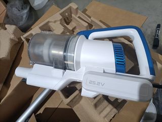 - Amazon Basics Aspiradora sin cable 2 en 1 de 3