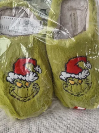 Conjunto Almohada Cervical + Zapatillas Grinch