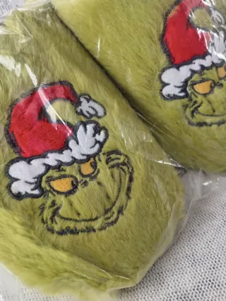 Conjunto Almohada Cervical + Zapatillas Grinch