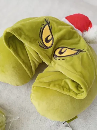 Conjunto Almohada Cervical + Zapatillas Grinch