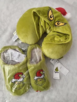 Conjunto Almohada Cervical + Zapatillas Grinch