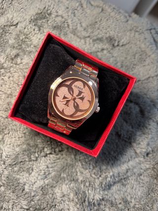 Reloj Guess color oro rosa