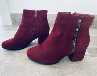 Botines color burdeos con tachuelas