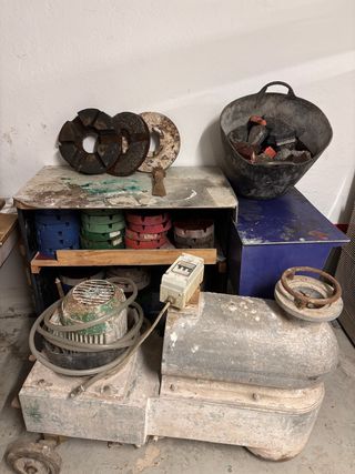 Pulidora industrial con mesa y discos pulidores