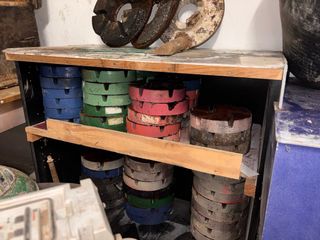 Pulidora industrial con mesa y discos pulidores