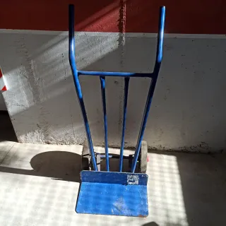Carretilla de carga con ruedas duras