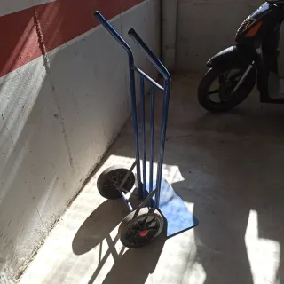 Carretilla de carga con ruedas duras