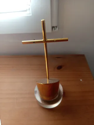 Cruz dorada antigua con base