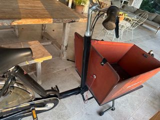 Bicicleta de carga holandesa con candado