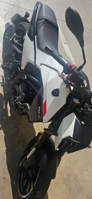Peugeot PM01 125 Naked Blanca