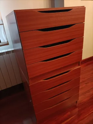 Cajonera de madera marrón.