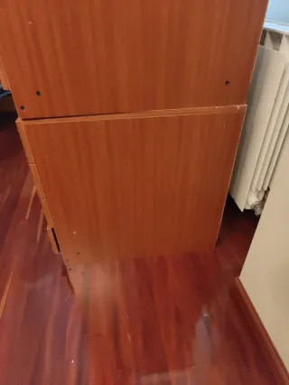 Cajonera de madera marrón.