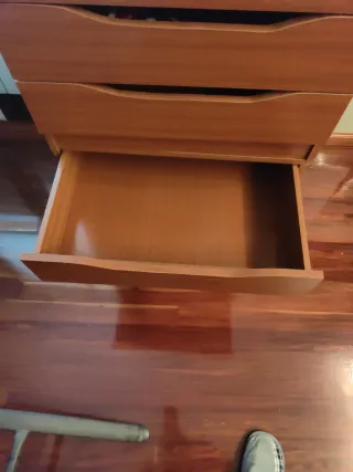 Cajonera de madera marrón.