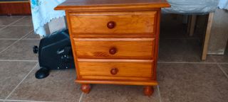 Mesita de noche de madera