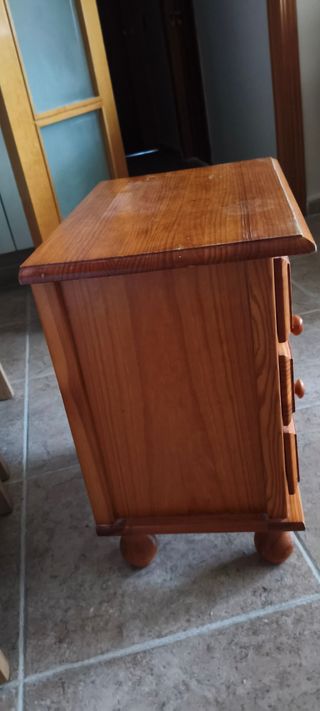 Mesita de noche de madera