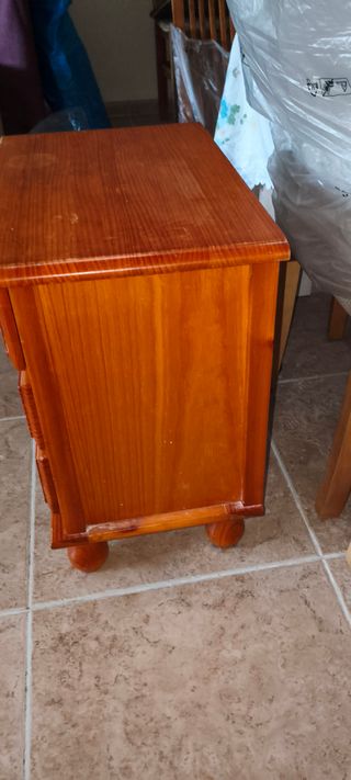 Mesita de noche de madera