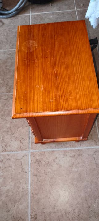 Mesita de noche de madera