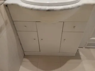 Mueble de baño lavabo con encimera de mármol.
