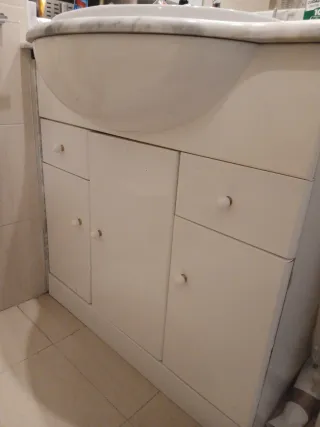 Mueble de baño lavabo con encimera de mármol.