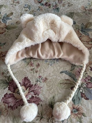 Gorro suave con orejas y pompón