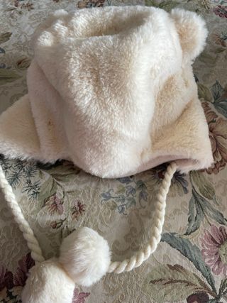 Gorro suave con orejas y pompón