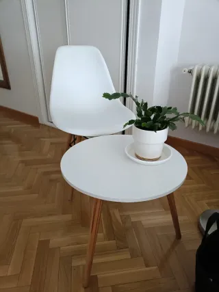 Mesa y Sillas Decorativas Blancas