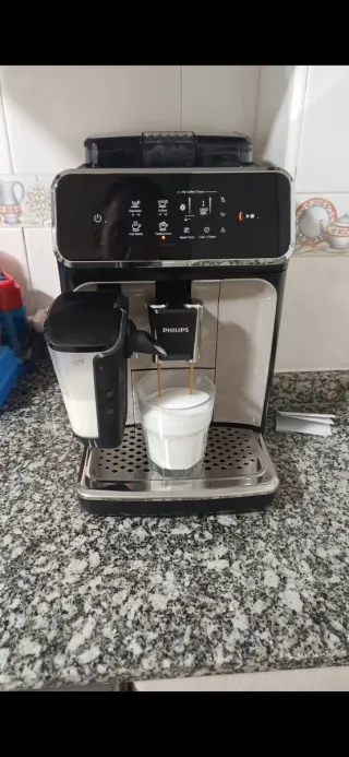 Cafetera Philips Serie 2200 LatteGo