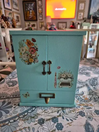 Joyero azul turquesa con adornos