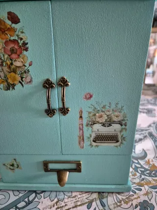 Joyero azul turquesa con adornos