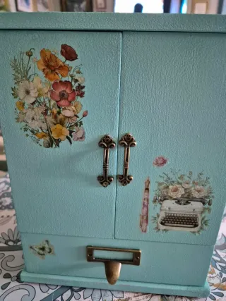 Joyero azul turquesa con adornos