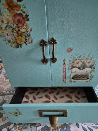 Joyero azul turquesa con adornos