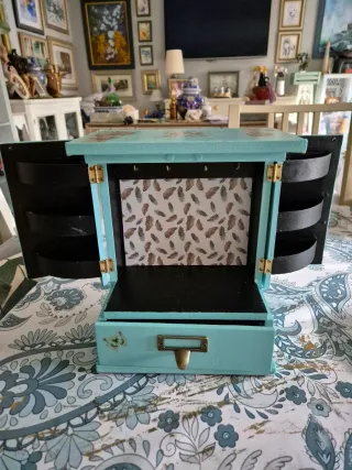 Joyero azul turquesa con adornos