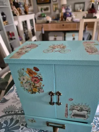 Joyero azul turquesa con adornos