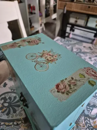 Joyero azul turquesa con adornos