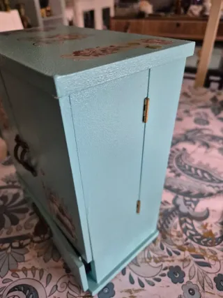 Joyero azul turquesa con adornos