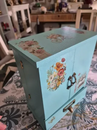 Joyero azul turquesa con adornos