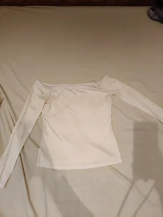 Camiseta blanca hombros descubiertos