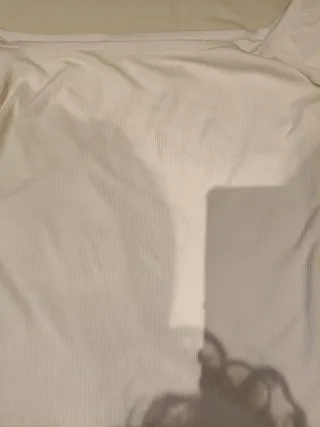 Camiseta blanca hombros descubiertos