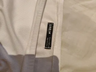 Camiseta blanca hombros descubiertos