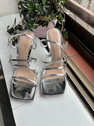 Sandalias de tiras de tacón de Zara. SOLO ENVÍO