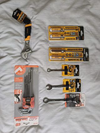 Llave ajustable y juego de destornilladores